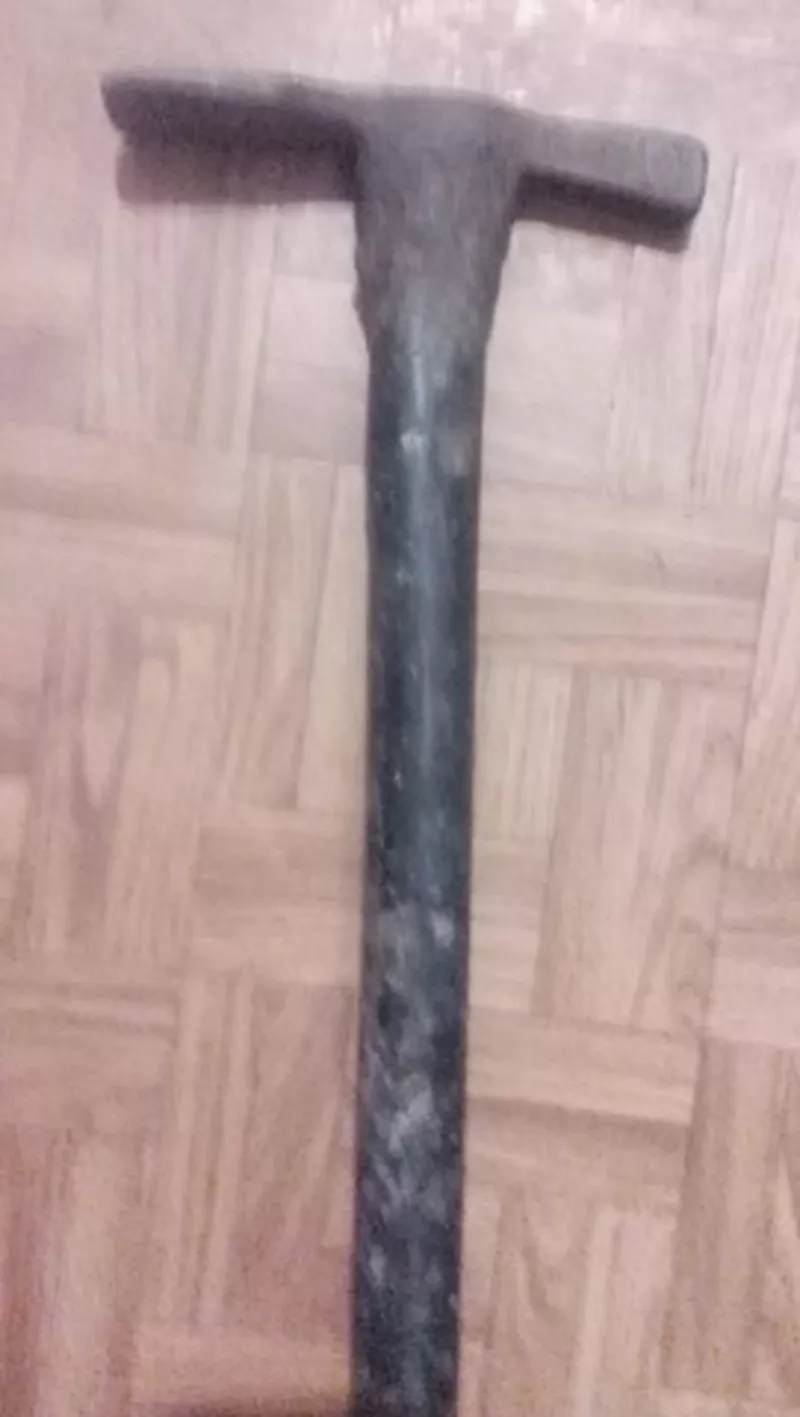 молоток-кирочка (кайло) с полой металлической рукоятью